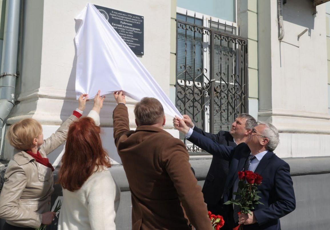 В Дзержинске открыли мемориальную доску Евгению Рыбочкину - Администрация  города Дзержинска